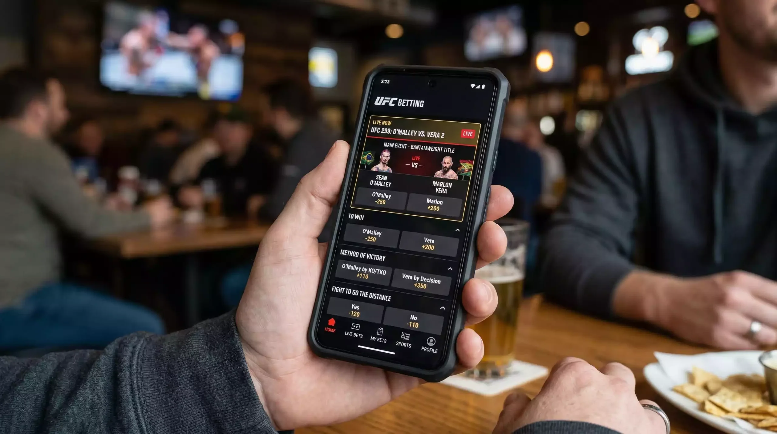 Smartphone mostrando aplicación de apuestas UFC