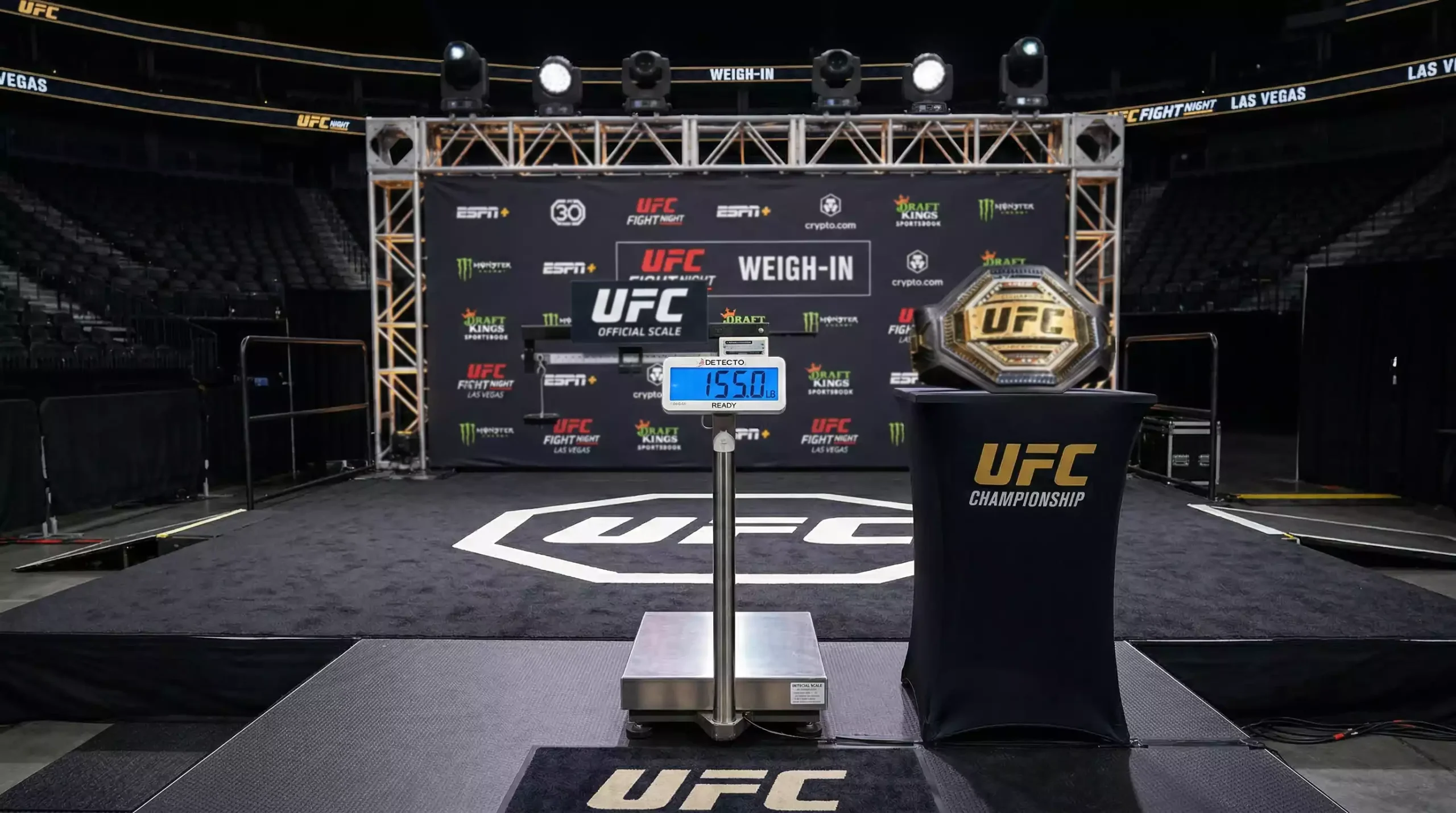 Báscula de pesaje oficial UFC con cinturón de campeón